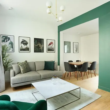 Center Of By Prestige Apartment *